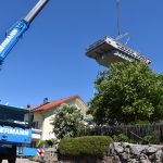 Pool wird in Garten gehoben