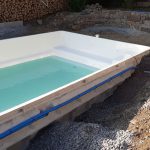 Poolwanne wird eingebaut