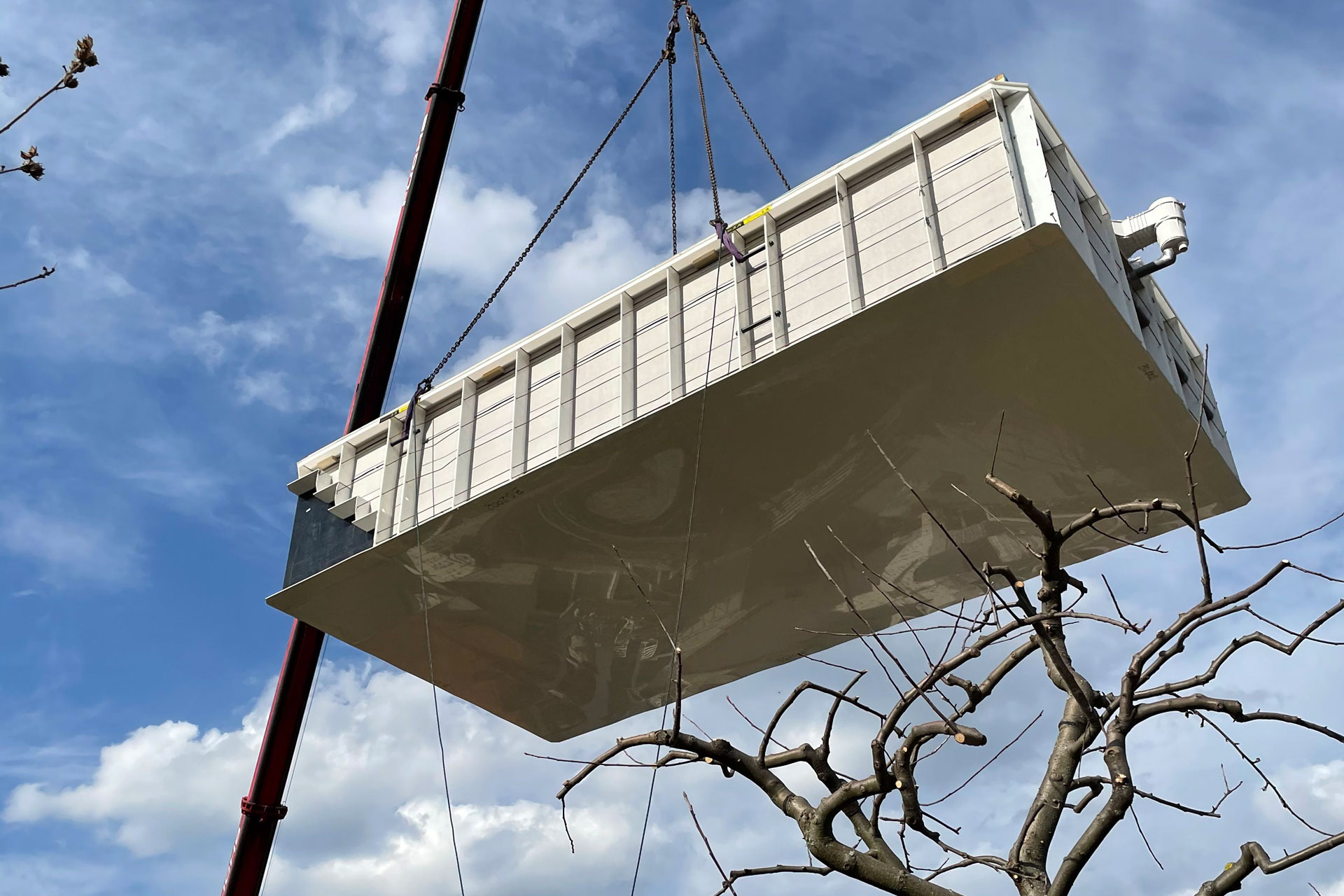 Schwimmbadwanne am Kran